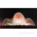 Belle fontaine d'eau de sculpture avec une boule de cristal